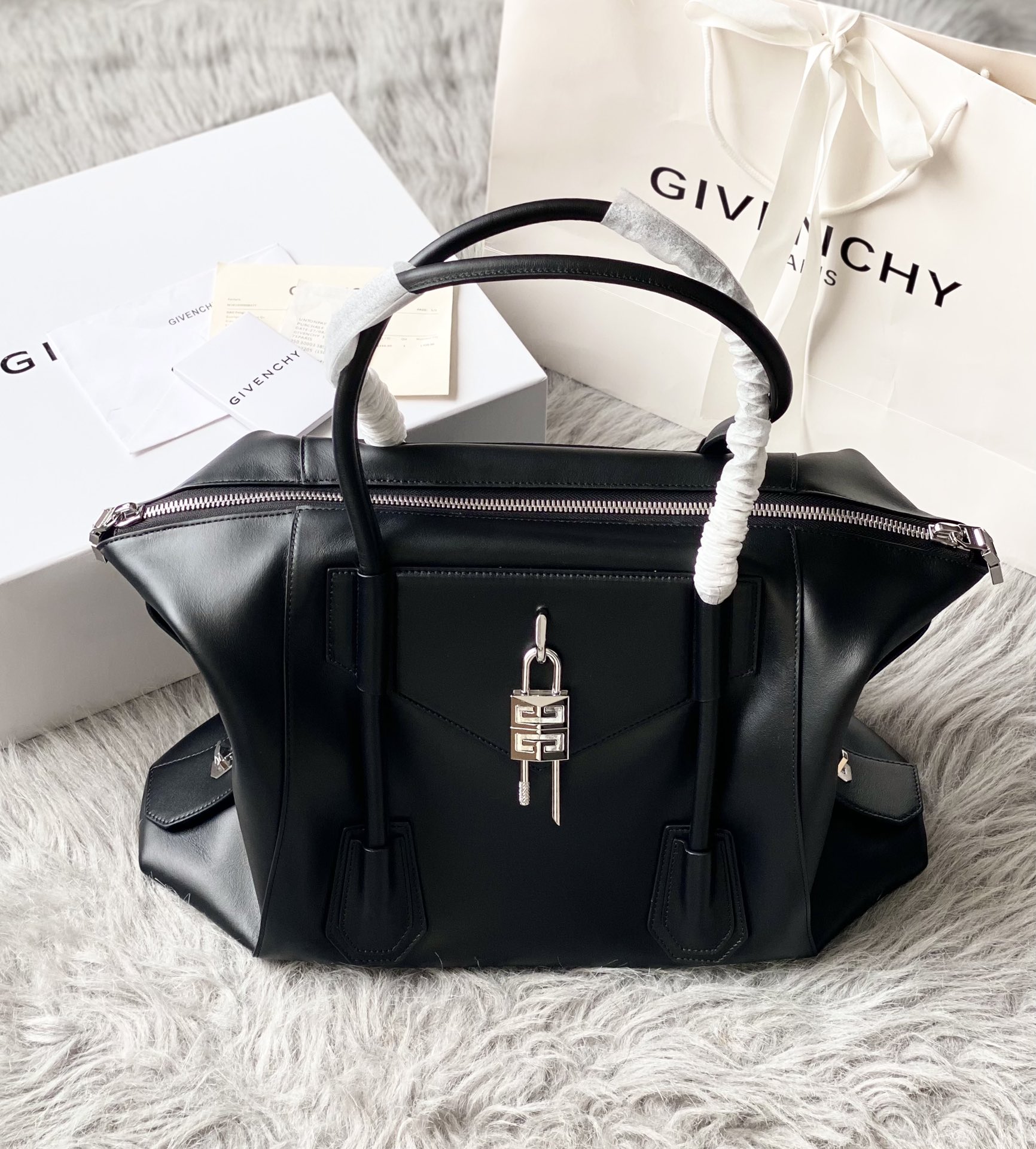 Givenchy Antigona Lock Soft Leather Handbag - Image 3
